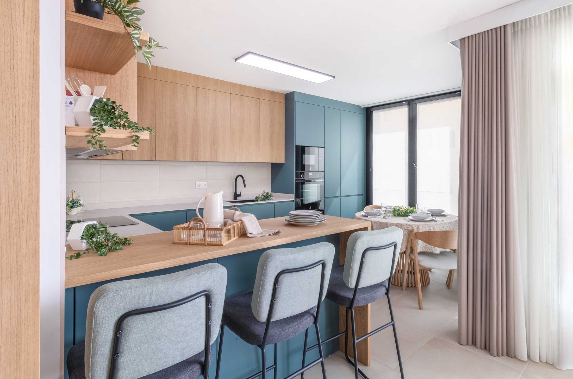 Cocina moderna en roble y azul