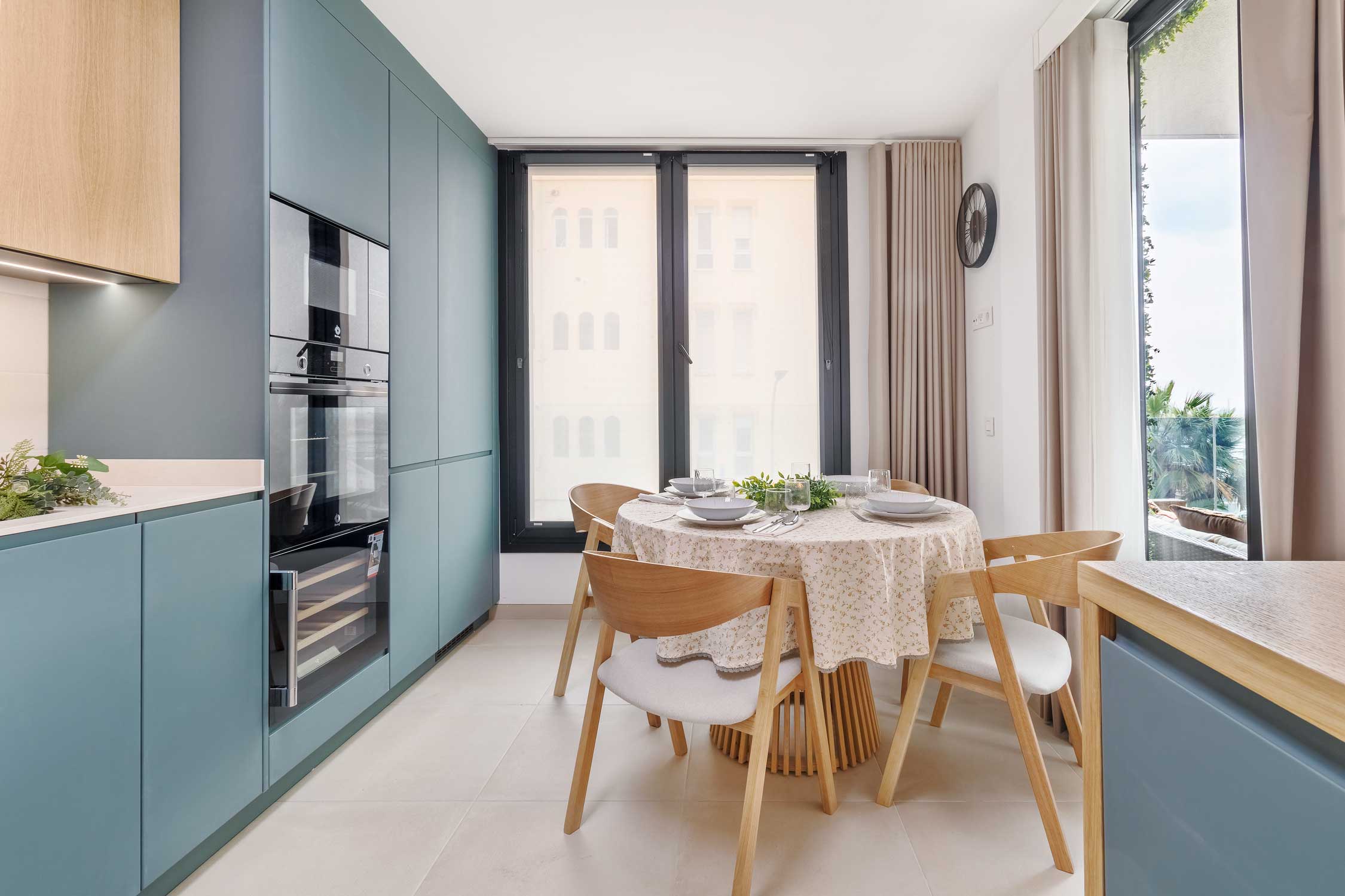 Cocina moderna en roble y azul