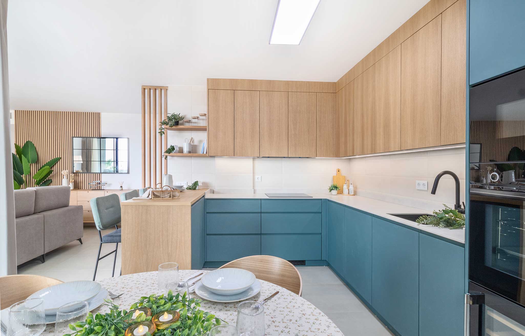 Cocina moderna en roble y azul