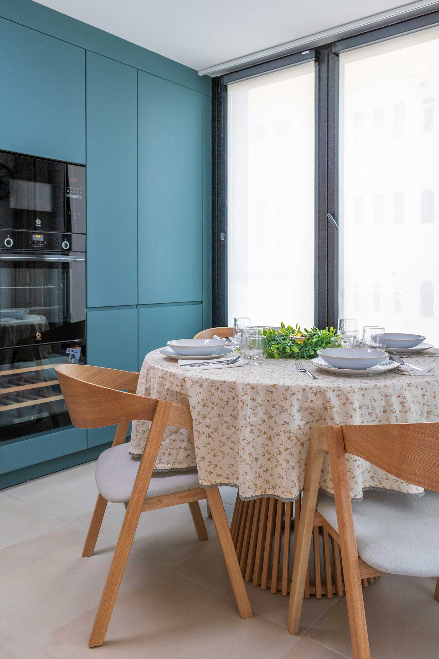 Cocina moderna en roble y azul